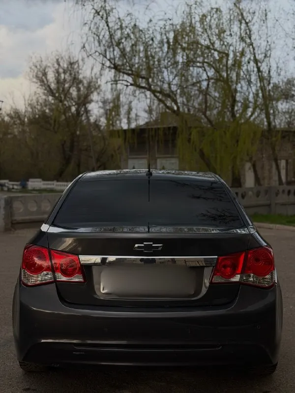🛞продам chevrolet cruze 1 рестайлинг. в отличном внешне и техническом состоянии. пробег 210 тысяч км. два хозяина. надежный, экономичный и дешевый в обслуживании автомобиль. двигатель 1.6 литра бензин, тянет отлично, подтеков масла, запотеваний, посторонних звуков не имеет. прошел полное то с заменой грм. в отличном состоянии, не пинает, вибраций никаких нет, машина едет очень плавно. ходовая в идеале, обслужена до мелочей, ничего не скрипит и не стучит. по электрике работает абсолютно все. кузов весь ровный, дно в отличном состоянии. салон чистый и ухоженный. машина обслужена от а до я и не требует никаких вложений. при желании можем поехать в любой сервис. с документами полный порядок, никаких штрафов и ограничений нет. машина очень хорошая и комфортная, новый владелец останется доволен! ✅цена: 800.000₽ возможна продажа в кредит. г. алчевск все вопросы по номеру +79591301355 📞 звоните: +7(959)1301355 - фотография - 5