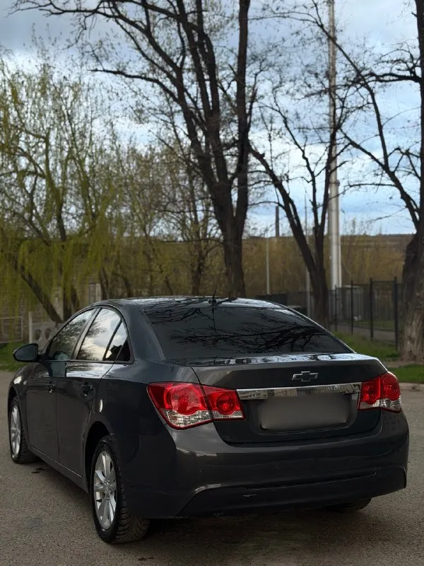 🛞продам chevrolet cruze 1 рестайлинг. в отличном внешне и техническом состоянии. пробег 210 тысяч км. два хозяина. надежный, экономичный и дешевый в обслуживании автомобиль. двигатель 1.6 литра бензин, тянет отлично, подтеков масла, запотеваний, посторонних звуков не имеет. прошел полное то с заменой грм. в отличном состоянии, не пинает, вибраций никаких нет, машина едет очень плавно. ходовая в идеале, обслужена до мелочей, ничего не скрипит и не стучит. по электрике работает абсолютно все. кузов весь ровный, дно в отличном состоянии. салон чистый и ухоженный. машина обслужена от а до я и не требует никаких вложений. при желании можем поехать в любой сервис. с документами полный порядок, никаких штрафов и ограничений нет. машина очень хорошая и комфортная, новый владелец останется доволен! ✅цена: 800.000₽ возможна продажа в кредит. г. алчевск все вопросы по номеру +79591301355 📞 звоните: +7(959)1301355 - фотография - 6