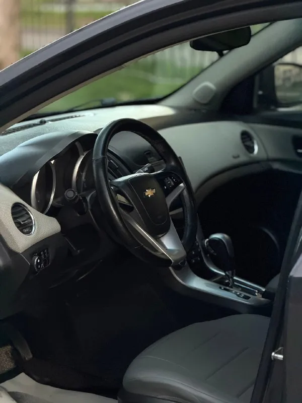 🛞продам chevrolet cruze 1 рестайлинг. в отличном внешне и техническом состоянии. пробег 210 тысяч км. два хозяина. надежный, экономичный и дешевый в обслуживании автомобиль. двигатель 1.6 литра бензин, тянет отлично, подтеков масла, запотеваний, посторонних звуков не имеет. прошел полное то с заменой грм. в отличном состоянии, не пинает, вибраций никаких нет, машина едет очень плавно. ходовая в идеале, обслужена до мелочей, ничего не скрипит и не стучит. по электрике работает абсолютно все. кузов весь ровный, дно в отличном состоянии. салон чистый и ухоженный. машина обслужена от а до я и не требует никаких вложений. при желании можем поехать в любой сервис. с документами полный порядок, никаких штрафов и ограничений нет. машина очень хорошая и комфортная, новый владелец останется доволен! ✅цена: 800.000₽ возможна продажа в кредит. г. алчевск все вопросы по номеру +79591301355 📞 звоните: +7(959)1301355 - фотография - 7