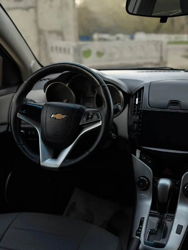 🛞продам chevrolet cruze 1 рестайлинг. в отличном внешне и техническом состоянии. пробег 210 тысяч км. два хозяина. надежный, экономичный и дешевый в обслуживании автомобиль. двигатель 1.6 литра бензин, тянет отлично, подтеков масла, запотеваний, посторонних звуков не имеет. прошел полное то с заменой грм. в отличном состоянии, не пинает, вибраций никаких нет, машина едет очень плавно. ходовая в идеале, обслужена до мелочей, ничего не скрипит и не стучит. по электрике работает абсолютно все. кузов весь ровный, дно в отличном состоянии. салон чистый и ухоженный. машина обслужена от а до я и не требует никаких вложений. при желании можем поехать в любой сервис. с документами полный порядок, никаких штрафов и ограничений нет. машина очень хорошая и комфортная, новый владелец останется доволен! ✅цена: 800.000₽ возможна продажа в кредит. г. алчевск все вопросы по номеру +79591301355 📞 звоните: +7(959)1301355 - фотография - 8