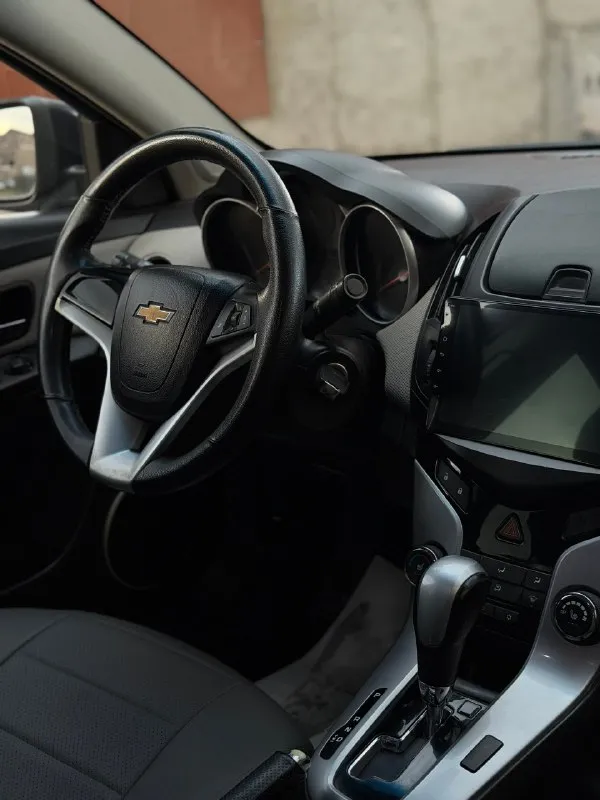 🛞продам chevrolet cruze 1 рестайлинг. в отличном внешне и техническом состоянии. пробег 210 тысяч км. два хозяина. надежный, экономичный и дешевый в обслуживании автомобиль. двигатель 1.6 литра бензин, тянет отлично, подтеков масла, запотеваний, посторонних звуков не имеет. прошел полное то с заменой грм. в отличном состоянии, не пинает, вибраций никаких нет, машина едет очень плавно. ходовая в идеале, обслужена до мелочей, ничего не скрипит и не стучит. по электрике работает абсолютно все. кузов весь ровный, дно в отличном состоянии. салон чистый и ухоженный. машина обслужена от а до я и не требует никаких вложений. при желании можем поехать в любой сервис. с документами полный порядок, никаких штрафов и ограничений нет. машина очень хорошая и комфортная, новый владелец останется доволен! ✅цена: 800.000₽ возможна продажа в кредит. г. алчевск все вопросы по номеру +79591301355 📞 звоните: +7(959)1301355 - фотография - 9