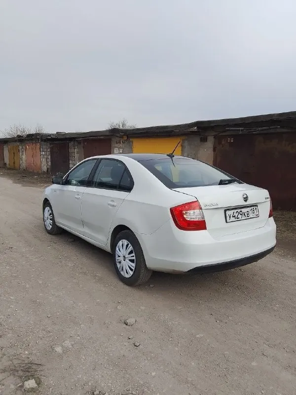 Продам škoda rapid🔥🔥 авто 2018 года выпуска, в хорошем состоянии. центральный замок, музыка, кондиционер, климат-контроль. двигатель 1.6 - на отлично, кпп-механика - на отлично! стоит газ-пропан, вписан в птс. классный внешний вид, авто сел и поехал. все остальные вопросы по телефону. цена: 750 тыс. руб. возможен обмен. +79592360880 или +79591006564. осмотр авто перевальск-алчевск. 📞 звоните: +7(959)2360880 - фотография - 2