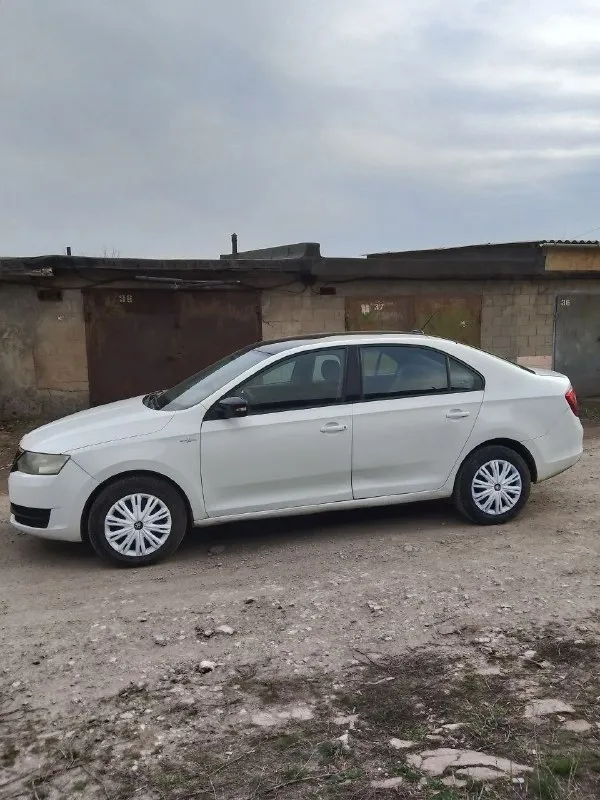 Продам škoda rapid🔥🔥 авто 2018 года выпуска, в хорошем состоянии. центральный замок, музыка, кондиционер, климат-контроль. двигатель 1.6 - на отлично, кпп-механика - на отлично! стоит газ-пропан, вписан в птс. классный внешний вид, авто сел и поехал. все остальные вопросы по телефону. цена: 750 тыс. руб. возможен обмен. +79592360880 или +79591006564. осмотр авто перевальск-алчевск. 📞 звоните: +7(959)2360880 - фотография - 6