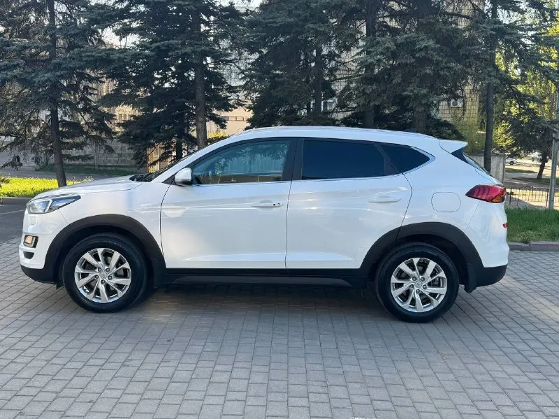 Hyundai tucson рестайлинг год выпуска 2019 двигатель 2.0 бензин коробка автомат пробег 121 тыс. км автомобиль официал в отличном состоянии, кузов без дтп весь в заводском окрасе, весь обслужен вложения не какого не требует ! хорошая комплектация, бесключевой доступ, (start-stop), климат-контроль, круиз-контроль, датчики света и дождя, подогрев руля, подогревы сидений, парктрони, carplay, камера заднего вида, и многое другое. с документами полный порядок, продажа с полным переоформлением в мрэо г. донецк цена 1.995 тыс. ₽ звоните остальное по тел. +79495210905 - фотография - 2