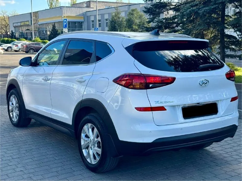 Hyundai tucson рестайлинг год выпуска 2019 двигатель 2.0 бензин коробка автомат пробег 121 тыс. км автомобиль официал в отличном состоянии, кузов без дтп весь в заводском окрасе, весь обслужен вложения не какого не требует ! хорошая комплектация, бесключевой доступ, (start-stop), климат-контроль, круиз-контроль, датчики света и дождя, подогрев руля, подогревы сидений, парктрони, carplay, камера заднего вида, и многое другое. с документами полный порядок, продажа с полным переоформлением в мрэо г. донецк цена 1.995 тыс. ₽ звоните остальное по тел. +79495210905 - фотография - 3