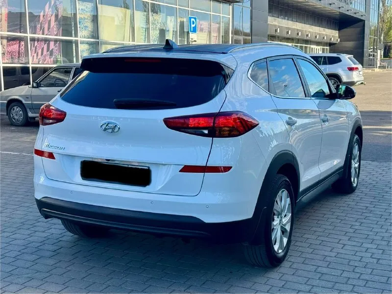 Hyundai tucson рестайлинг год выпуска 2019 двигатель 2.0 бензин коробка автомат пробег 121 тыс. км автомобиль официал в отличном состоянии, кузов без дтп весь в заводском окрасе, весь обслужен вложения не какого не требует ! хорошая комплектация, бесключевой доступ, (start-stop), климат-контроль, круиз-контроль, датчики света и дождя, подогрев руля, подогревы сидений, парктрони, carplay, камера заднего вида, и многое другое. с документами полный порядок, продажа с полным переоформлением в мрэо г. донецк цена 1.995 тыс. ₽ звоните остальное по тел. +79495210905 - фотография - 4