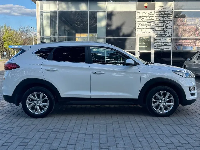 Hyundai tucson рестайлинг год выпуска 2019 двигатель 2.0 бензин коробка автомат пробег 121 тыс. км автомобиль официал в отличном состоянии, кузов без дтп весь в заводском окрасе, весь обслужен вложения не какого не требует ! хорошая комплектация, бесключевой доступ, (start-stop), климат-контроль, круиз-контроль, датчики света и дождя, подогрев руля, подогревы сидений, парктрони, carplay, камера заднего вида, и многое другое. с документами полный порядок, продажа с полным переоформлением в мрэо г. донецк цена 1.995 тыс. ₽ звоните остальное по тел. +79495210905 - фотография - 5