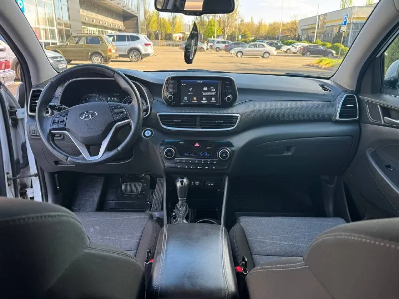 Hyundai tucson рестайлинг год выпуска 2019 двигатель 2.0 бензин коробка автомат пробег 121 тыс. км автомобиль официал в отличном состоянии, кузов без дтп весь в заводском окрасе, весь обслужен вложения не какого не требует ! хорошая комплектация, бесключевой доступ, (start-stop), климат-контроль, круиз-контроль, датчики света и дождя, подогрев руля, подогревы сидений, парктрони, carplay, камера заднего вида, и многое другое. с документами полный порядок, продажа с полным переоформлением в мрэо г. донецк цена 1.995 тыс. ₽ звоните остальное по тел. +79495210905 - фотография - 9