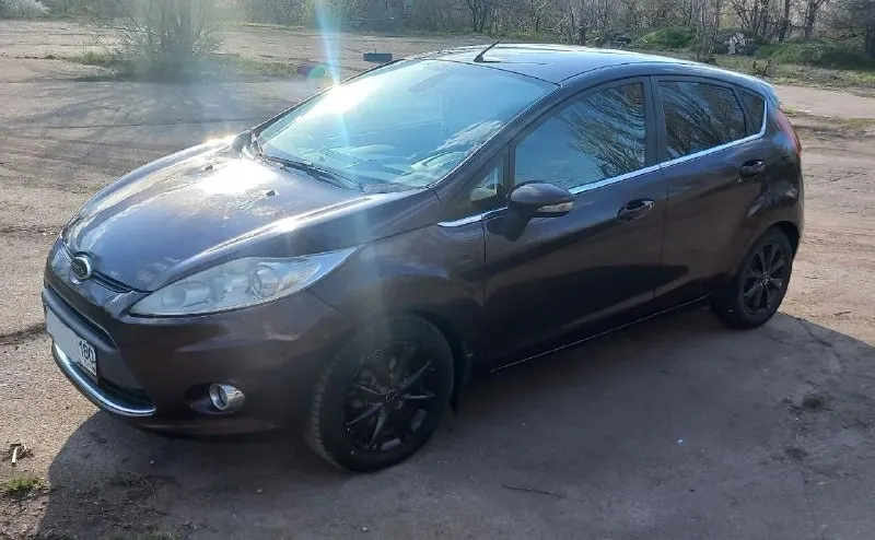 Продам ford fiesta titanium. лидер в своем классе по мнению издательства «за рулем». сборка германия. год выпуска 2008. двигатель 1.6 (120 л. с. ) обычная атмосфера с фокуса 2. коробка 5-ти ступенчатая механика ib-5 (такая же как на фокусе). комплектация жирная, но ничего лишнего. противотуманки, заводские линзованые фары с led-лампами, обогрев лобового стекла, датчик света, датчик дождя, бортовой компьютер, электрозеркала с обогревом и складыванием, кожаный мультируль, электроусилитель руля, подушки безопасности водителя, пассажира, коленной области. магнитола с 6 динамиками, aux, usb, cd, mp-3, bluetooth, микрофон. климат-контроль, 4 электростеклоподъемника, обогрев сидений, безключевой доступ, кнопка запуска старт-стоп, задние парктроники. масло залито форд (отдам канистру) заменена рулевая рейка (отдам старую), зимние штампы с резиной брал новые откатали один сезон, летние на литье (задним шинам 1 сезон, передние новые) есть чеки. я хозяин. любое переоформление. цена 700 тыс макеевка. +7 (949) 356-61-56 - фотография - 2