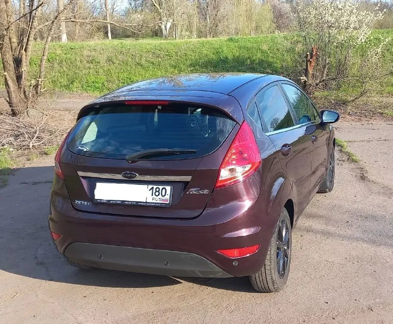 Продам ford fiesta titanium. лидер в своем классе по мнению издательства «за рулем». сборка германия. год выпуска 2008. двигатель 1.6 (120 л. с. ) обычная атмосфера с фокуса 2. коробка 5-ти ступенчатая механика ib-5 (такая же как на фокусе). комплектация жирная, но ничего лишнего. противотуманки, заводские линзованые фары с led-лампами, обогрев лобового стекла, датчик света, датчик дождя, бортовой компьютер, электрозеркала с обогревом и складыванием, кожаный мультируль, электроусилитель руля, подушки безопасности водителя, пассажира, коленной области. магнитола с 6 динамиками, aux, usb, cd, mp-3, bluetooth, микрофон. климат-контроль, 4 электростеклоподъемника, обогрев сидений, безключевой доступ, кнопка запуска старт-стоп, задние парктроники. масло залито форд (отдам канистру) заменена рулевая рейка (отдам старую), зимние штампы с резиной брал новые откатали один сезон, летние на литье (задним шинам 1 сезон, передние новые) есть чеки. я хозяин. любое переоформление. цена 700 тыс макеевка. +7 (949) 356-61-56 - фотография - 3