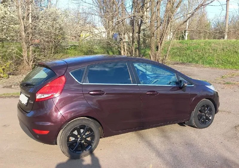Продам ford fiesta titanium. лидер в своем классе по мнению издательства «за рулем». сборка германия. год выпуска 2008. двигатель 1.6 (120 л. с. ) обычная атмосфера с фокуса 2. коробка 5-ти ступенчатая механика ib-5 (такая же как на фокусе). комплектация жирная, но ничего лишнего. противотуманки, заводские линзованые фары с led-лампами, обогрев лобового стекла, датчик света, датчик дождя, бортовой компьютер, электрозеркала с обогревом и складыванием, кожаный мультируль, электроусилитель руля, подушки безопасности водителя, пассажира, коленной области. магнитола с 6 динамиками, aux, usb, cd, mp-3, bluetooth, микрофон. климат-контроль, 4 электростеклоподъемника, обогрев сидений, безключевой доступ, кнопка запуска старт-стоп, задние парктроники. масло залито форд (отдам канистру) заменена рулевая рейка (отдам старую), зимние штампы с резиной брал новые откатали один сезон, летние на литье (задним шинам 1 сезон, передние новые) есть чеки. я хозяин. любое переоформление. цена 700 тыс макеевка. +7 (949) 356-61-56 - фотография - 4