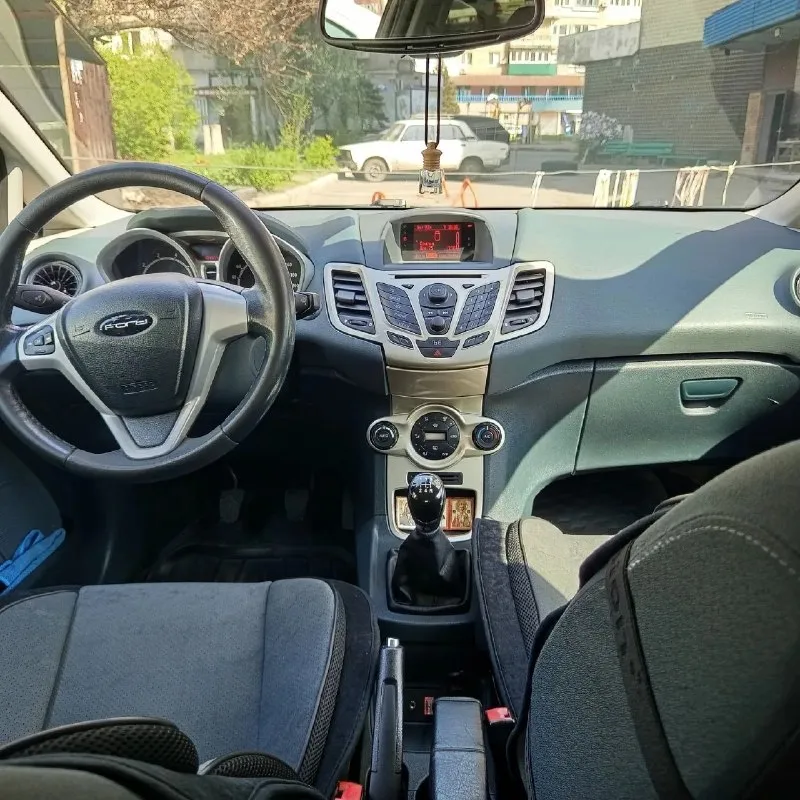 Продам ford fiesta titanium. лидер в своем классе по мнению издательства «за рулем». сборка германия. год выпуска 2008. двигатель 1.6 (120 л. с. ) обычная атмосфера с фокуса 2. коробка 5-ти ступенчатая механика ib-5 (такая же как на фокусе). комплектация жирная, но ничего лишнего. противотуманки, заводские линзованые фары с led-лампами, обогрев лобового стекла, датчик света, датчик дождя, бортовой компьютер, электрозеркала с обогревом и складыванием, кожаный мультируль, электроусилитель руля, подушки безопасности водителя, пассажира, коленной области. магнитола с 6 динамиками, aux, usb, cd, mp-3, bluetooth, микрофон. климат-контроль, 4 электростеклоподъемника, обогрев сидений, безключевой доступ, кнопка запуска старт-стоп, задние парктроники. масло залито форд (отдам канистру) заменена рулевая рейка (отдам старую), зимние штампы с резиной брал новые откатали один сезон, летние на литье (задним шинам 1 сезон, передние новые) есть чеки. я хозяин. любое переоформление. цена 700 тыс макеевка. +7 (949) 356-61-56 - фотография - 5