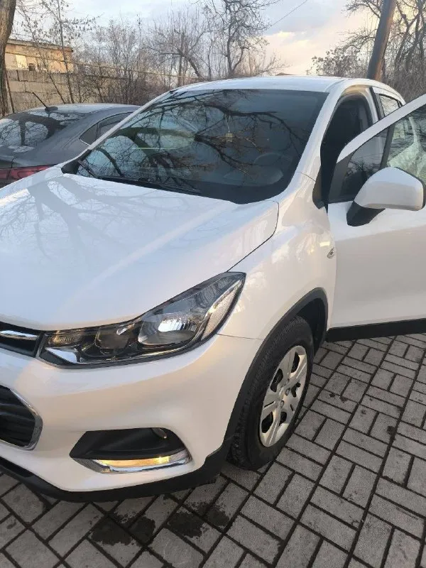 Продам chevrolet trax 2019 г пригнанный из кореи во владении был два года ✅ один владелец ✅ экономичный и надёжный дизельный двигатель 1.6 л (135 л. с.) – отличная динамика и эффективность ✅двигатель в отличном состоянии ✅ 6-ступенчатая автоматическая трансмиссия – плавное и комфортное вождение ✅ передний привод – уверенное управление на городских дорогах ✅ пробег: 162 000 км – превосходное состояние ✅в салоне не курили; ✅ходовая в отличном состоянии; ✅ белый цвет – элегантность и практичность ✅ цена: 1 300 000 ₽ торг возле авто 📲+79495037800 📞 звоните: +7(949)5037800 - фотография - 3