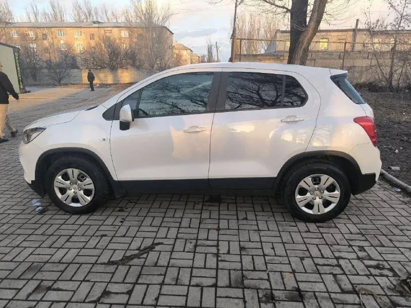Продам chevrolet trax 2019 г пригнанный из кореи во владении был два года ✅ один владелец ✅ экономичный и надёжный дизельный двигатель 1.6 л (135 л. с.) – отличная динамика и эффективность ✅двигатель в отличном состоянии ✅ 6-ступенчатая автоматическая трансмиссия – плавное и комфортное вождение ✅ передний привод – уверенное управление на городских дорогах ✅ пробег: 162 000 км – превосходное состояние ✅в салоне не курили; ✅ходовая в отличном состоянии; ✅ белый цвет – элегантность и практичность ✅ цена: 1 300 000 ₽ торг возле авто 📲+79495037800 📞 звоните: +7(949)5037800 - фотография - 4