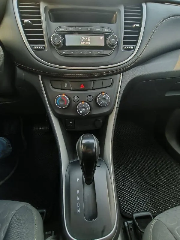 Продам chevrolet trax 2019 г пригнанный из кореи во владении был два года ✅ один владелец ✅ экономичный и надёжный дизельный двигатель 1.6 л (135 л. с.) – отличная динамика и эффективность ✅двигатель в отличном состоянии ✅ 6-ступенчатая автоматическая трансмиссия – плавное и комфортное вождение ✅ передний привод – уверенное управление на городских дорогах ✅ пробег: 162 000 км – превосходное состояние ✅в салоне не курили; ✅ходовая в отличном состоянии; ✅ белый цвет – элегантность и практичность ✅ цена: 1 300 000 ₽ торг возле авто 📲+79495037800 📞 звоните: +7(949)5037800 - фотография - 5