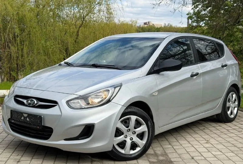 Продам hyundai solaris год выпуска:2014 родной пробег 165.000 тсч км объем двигателя: 1,6 123.лс кпп механика отличная комплектация: кондиционер датчик света, abs, esp, подогрев сидений, мульти руль, 4.эл стекла подъемника, электро зеркала, подушки безопасности, хорошая акустика, парктроники, сигнализация, кузов в идеальном состоянии, без дтп!, 2 хозяина за всё время эксплуатации. рыжиков вздутия и прочего нет от слова совсем! техническии авто вложений не требует. своевременное сезонное обслуживание, заправка и замена фильтров. автомобиль без вложения!! по запросу скину видео обзор. по документам полный порядок. цена 840.000.р возможен торг реальному покупателю! номер телефона +7949-693-58-50 +7949-564-4736 г. донецк - фотография - 1