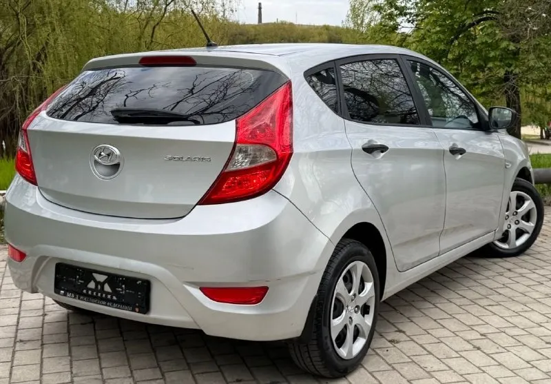 Продам hyundai solaris год выпуска:2014 родной пробег 165.000 тсч км объем двигателя: 1,6 123.лс кпп механика отличная комплектация: кондиционер датчик света, abs, esp, подогрев сидений, мульти руль, 4.эл стекла подъемника, электро зеркала, подушки безопасности, хорошая акустика, парктроники, сигнализация, кузов в идеальном состоянии, без дтп!, 2 хозяина за всё время эксплуатации. рыжиков вздутия и прочего нет от слова совсем! техническии авто вложений не требует. своевременное сезонное обслуживание, заправка и замена фильтров. автомобиль без вложения!! по запросу скину видео обзор. по документам полный порядок. цена 840.000.р возможен торг реальному покупателю! номер телефона +7949-693-58-50 +7949-564-4736 г. донецк - фотография - 4