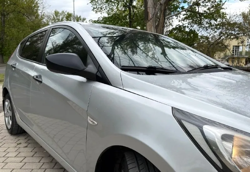 Продам hyundai solaris год выпуска:2014 родной пробег 165.000 тсч км объем двигателя: 1,6 123.лс кпп механика отличная комплектация: кондиционер датчик света, abs, esp, подогрев сидений, мульти руль, 4.эл стекла подъемника, электро зеркала, подушки безопасности, хорошая акустика, парктроники, сигнализация, кузов в идеальном состоянии, без дтп!, 2 хозяина за всё время эксплуатации. рыжиков вздутия и прочего нет от слова совсем! техническии авто вложений не требует. своевременное сезонное обслуживание, заправка и замена фильтров. автомобиль без вложения!! по запросу скину видео обзор. по документам полный порядок. цена 840.000.р возможен торг реальному покупателю! номер телефона +7949-693-58-50 +7949-564-4736 г. донецк - фотография - 5