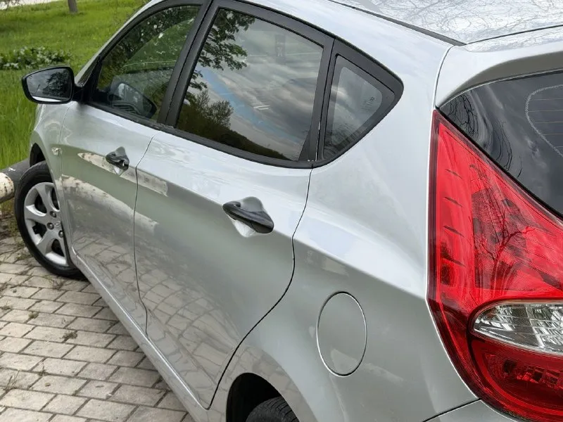 Продам hyundai solaris год выпуска:2014 родной пробег 165.000 тсч км объем двигателя: 1,6 123.лс кпп механика отличная комплектация: кондиционер датчик света, abs, esp, подогрев сидений, мульти руль, 4.эл стекла подъемника, электро зеркала, подушки безопасности, хорошая акустика, парктроники, сигнализация, кузов в идеальном состоянии, без дтп!, 2 хозяина за всё время эксплуатации. рыжиков вздутия и прочего нет от слова совсем! техническии авто вложений не требует. своевременное сезонное обслуживание, заправка и замена фильтров. автомобиль без вложения!! по запросу скину видео обзор. по документам полный порядок. цена 840.000.р возможен торг реальному покупателю! номер телефона +7949-693-58-50 +7949-564-4736 г. донецк - фотография - 6