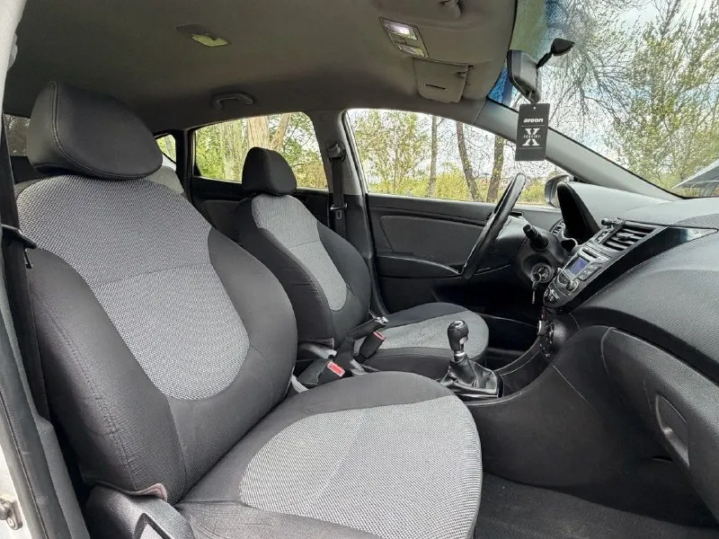 Продам hyundai solaris год выпуска:2014 родной пробег 165.000 тсч км объем двигателя: 1,6 123.лс кпп механика отличная комплектация: кондиционер датчик света, abs, esp, подогрев сидений, мульти руль, 4.эл стекла подъемника, электро зеркала, подушки безопасности, хорошая акустика, парктроники, сигнализация, кузов в идеальном состоянии, без дтп!, 2 хозяина за всё время эксплуатации. рыжиков вздутия и прочего нет от слова совсем! техническии авто вложений не требует. своевременное сезонное обслуживание, заправка и замена фильтров. автомобиль без вложения!! по запросу скину видео обзор. по документам полный порядок. цена 840.000.р возможен торг реальному покупателю! номер телефона +7949-693-58-50 +7949-564-4736 г. донецк - фотография - 7