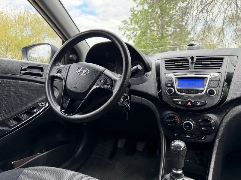 Продам hyundai solaris год выпуска:2014 родной пробег 165.000 тсч км объем двигателя: 1,6 123.лс кпп механика отличная комплектация: кондиционер датчик света, abs, esp, подогрев сидений, мульти руль, 4.эл стекла подъемника, электро зеркала, подушки безопасности, хорошая акустика, парктроники, сигнализация, кузов в идеальном состоянии, без дтп!, 2 хозяина за всё время эксплуатации. рыжиков вздутия и прочего нет от слова совсем! техническии авто вложений не требует. своевременное сезонное обслуживание, заправка и замена фильтров. автомобиль без вложения!! по запросу скину видео обзор. по документам полный порядок. цена 840.000.р возможен торг реальному покупателю! номер телефона +7949-693-58-50 +7949-564-4736 г. донецк - фотография - 8