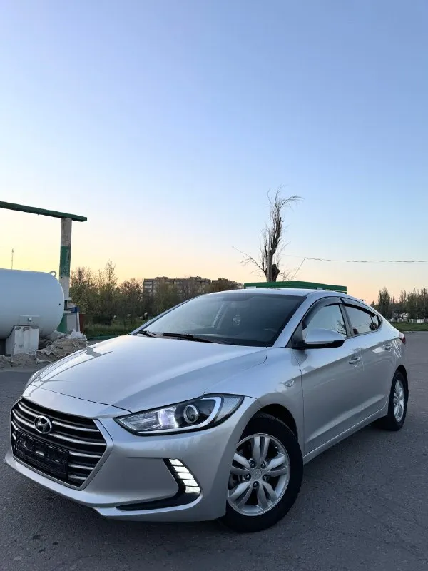 🔥продаётся hyundai elantra 2017 года. автомобиль в отличном состоянии, полностью обслужен и не требует никаких вложений. надёжный и экономичный вариант как для города, так и для поездок на дальние расстояния. двигатель 1.6, автоматическая коробка передач. пробег — 160 000 км. комплектация максимальная: есть всё необходимое для комфортной езды, все системы и функции работают исправно. машина ухоженная, эксплуатировалась бережно, своевременно проходила обслуживание. отличный вариант для тех, кто ищет надёжный автомобиль без лишних затрат. для более подробной информации звоните +79495639877 (есть тг) +79494495951 🎁 цена 1.175.000 для быстрых (хороший торг) 🤝(возможен обмен с доплатой в обе стороны) 📞 🇷🇺 звоните: +79495639877 - фотография - 2