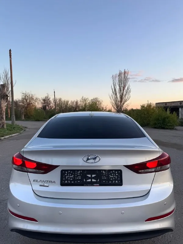 🔥продаётся hyundai elantra 2017 года. автомобиль в отличном состоянии, полностью обслужен и не требует никаких вложений. надёжный и экономичный вариант как для города, так и для поездок на дальние расстояния. двигатель 1.6, автоматическая коробка передач. пробег — 160 000 км. комплектация максимальная: есть всё необходимое для комфортной езды, все системы и функции работают исправно. машина ухоженная, эксплуатировалась бережно, своевременно проходила обслуживание. отличный вариант для тех, кто ищет надёжный автомобиль без лишних затрат. для более подробной информации звоните +79495639877 (есть тг) +79494495951 🎁 цена 1.175.000 для быстрых (хороший торг) 🤝(возможен обмен с доплатой в обе стороны) 📞 🇷🇺 звоните: +79495639877 - фотография - 3