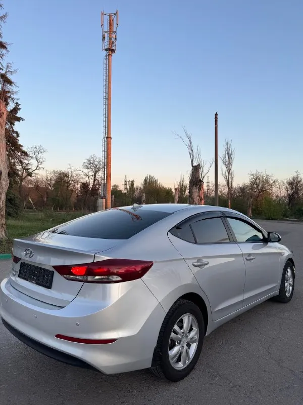 🔥продаётся hyundai elantra 2017 года. автомобиль в отличном состоянии, полностью обслужен и не требует никаких вложений. надёжный и экономичный вариант как для города, так и для поездок на дальние расстояния. двигатель 1.6, автоматическая коробка передач. пробег — 160 000 км. комплектация максимальная: есть всё необходимое для комфортной езды, все системы и функции работают исправно. машина ухоженная, эксплуатировалась бережно, своевременно проходила обслуживание. отличный вариант для тех, кто ищет надёжный автомобиль без лишних затрат. для более подробной информации звоните +79495639877 (есть тг) +79494495951 🎁 цена 1.175.000 для быстрых (хороший торг) 🤝(возможен обмен с доплатой в обе стороны) 📞 🇷🇺 звоните: +79495639877 - фотография - 4
