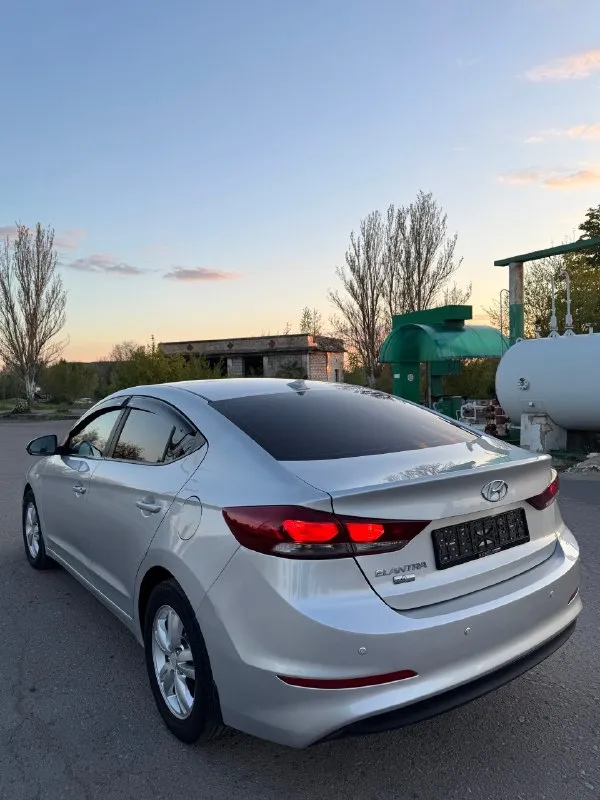 🔥продаётся hyundai elantra 2017 года. автомобиль в отличном состоянии, полностью обслужен и не требует никаких вложений. надёжный и экономичный вариант как для города, так и для поездок на дальние расстояния. двигатель 1.6, автоматическая коробка передач. пробег — 160 000 км. комплектация максимальная: есть всё необходимое для комфортной езды, все системы и функции работают исправно. машина ухоженная, эксплуатировалась бережно, своевременно проходила обслуживание. отличный вариант для тех, кто ищет надёжный автомобиль без лишних затрат. для более подробной информации звоните +79495639877 (есть тг) +79494495951 🎁 цена 1.175.000 для быстрых (хороший торг) 🤝(возможен обмен с доплатой в обе стороны) 📞 🇷🇺 звоните: +79495639877 - фотография - 5