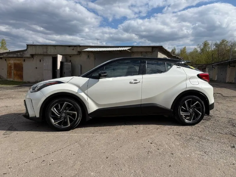 Toyota c-hr limited -машина 2021г -объём двигателя: 2.0 -пробег :57.000км -тип двигателя: бензин -привод: передний -камера заднего вида - подогрев руля -подогрев боковых зеркал - подогрев сидений - датчик дождя - датчик света - датчики мёртвых зон -климат контроль - контроль пешеходов при движении задним ходом -электрорегулировка сидений 💲цена: 2.850.000руб. ☎телефон: +7(949)326-93-73 - фотография - 3