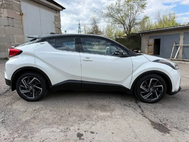 Toyota c-hr limited -машина 2021г -объём двигателя: 2.0 -пробег :57.000км -тип двигателя: бензин -привод: передний -камера заднего вида - подогрев руля -подогрев боковых зеркал - подогрев сидений - датчик дождя - датчик света - датчики мёртвых зон -климат контроль - контроль пешеходов при движении задним ходом -электрорегулировка сидений 💲цена: 2.850.000руб. ☎телефон: +7(949)326-93-73 - фотография - 5