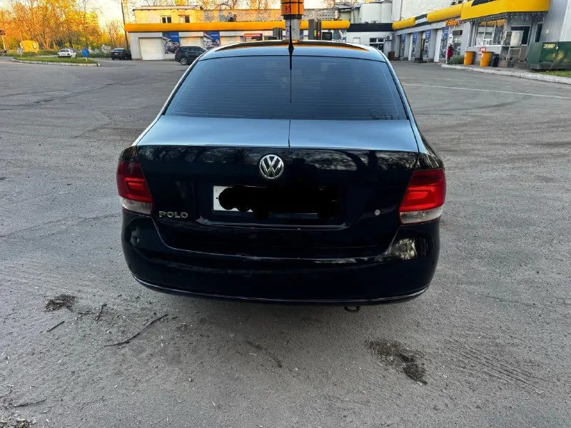 Продам фольксваген поло 2011 года выпуска в хорошем состоянии коробка работает отлично двигатель работает отлично хорошая комплектация цена 700 торг +79494548896 - фотография - 4