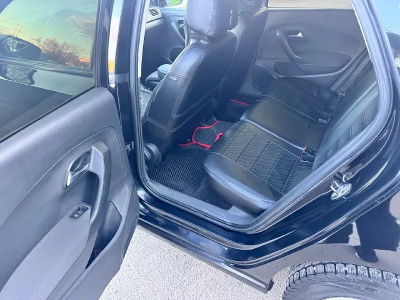 Продам фольксваген поло 2011 года выпуска в хорошем состоянии коробка работает отлично двигатель работает отлично хорошая комплектация цена 700 торг +79494548896 - фотография - 9