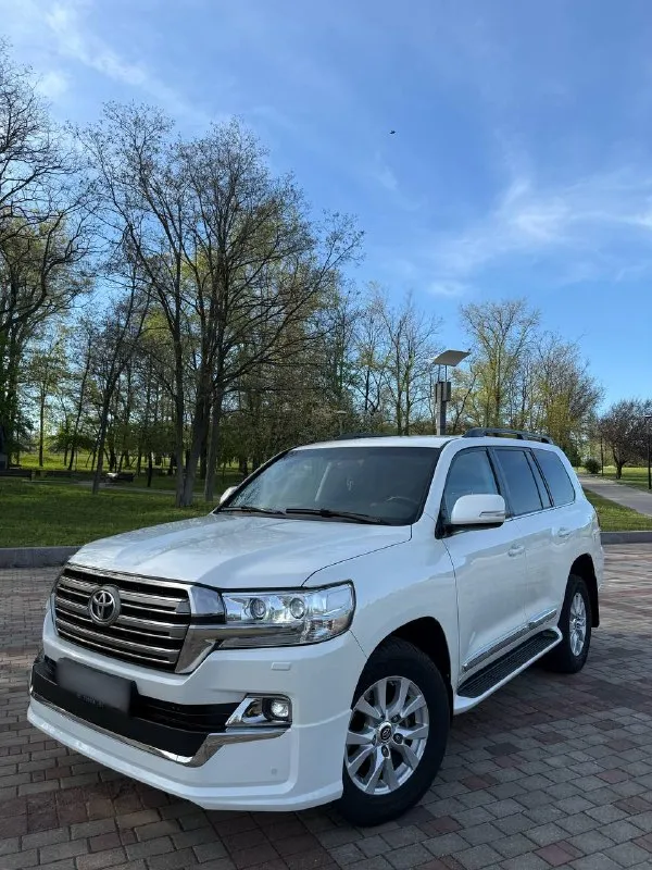 Toyota land cruiser 200 2016 года выпуска, 4,5 дизель, 180 тысяч пробега, не бита не крашена, любые проверки, автомобиль в идеальнейшем состоянии, машина местная, не путайте с двухсоткой которая вся в ржавчине ! это машина без намека на коррозию. весь комплект ключей, вся сервисная документация, вся история обслужена и т. д, в общем, очень живой двухсотик, за машину не стыдно!!! для более подробной информации звоните! цена 5🍋350 или обмен в обе стороны +79495180296 📲 tg:. ... 📞 звоните: +7(949)5180296 - фотография - 1