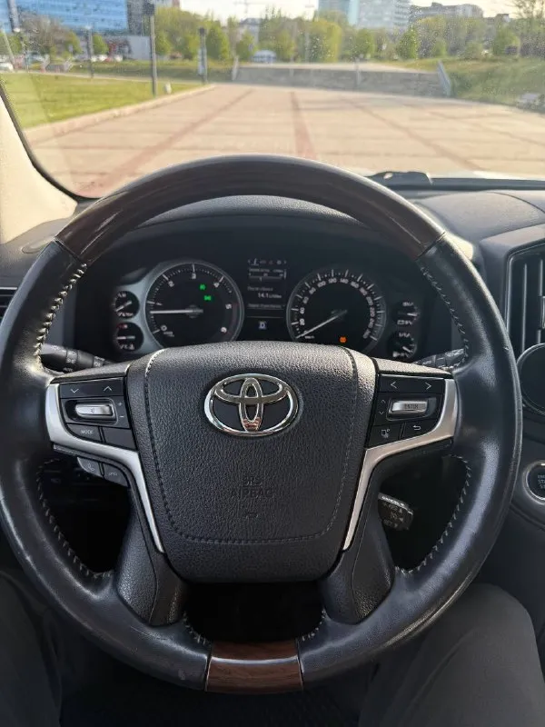 Toyota land cruiser 200 2016 года выпуска, 4,5 дизель, 180 тысяч пробега, не бита не крашена, любые проверки, автомобиль в идеальнейшем состоянии, машина местная, не путайте с двухсоткой которая вся в ржавчине ! это машина без намека на коррозию. весь комплект ключей, вся сервисная документация, вся история обслужена и т. д, в общем, очень живой двухсотик, за машину не стыдно!!! для более подробной информации звоните! цена 5🍋350 или обмен в обе стороны +79495180296 📲 tg:. ... 📞 звоните: +7(949)5180296 - фотография - 10