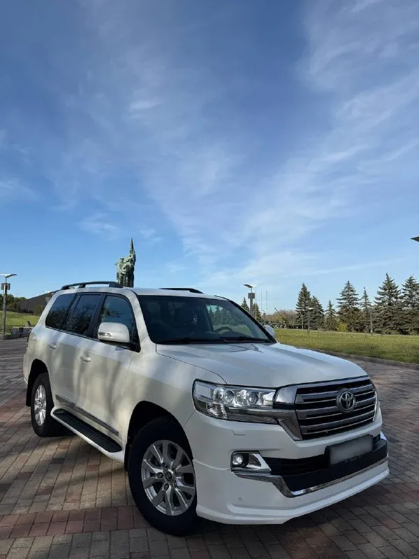 Toyota land cruiser 200 2016 года выпуска, 4,5 дизель, 180 тысяч пробега, не бита не крашена, любые проверки, автомобиль в идеальнейшем состоянии, машина местная, не путайте с двухсоткой которая вся в ржавчине ! это машина без намека на коррозию. весь комплект ключей, вся сервисная документация, вся история обслужена и т. д, в общем, очень живой двухсотик, за машину не стыдно!!! для более подробной информации звоните! цена 5🍋350 или обмен в обе стороны +79495180296 📲 tg:. ... 📞 звоните: +7(949)5180296 - фотография - 2