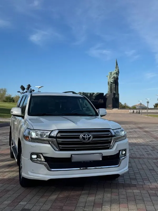 Toyota land cruiser 200 2016 года выпуска, 4,5 дизель, 180 тысяч пробега, не бита не крашена, любые проверки, автомобиль в идеальнейшем состоянии, машина местная, не путайте с двухсоткой которая вся в ржавчине ! это машина без намека на коррозию. весь комплект ключей, вся сервисная документация, вся история обслужена и т. д, в общем, очень живой двухсотик, за машину не стыдно!!! для более подробной информации звоните! цена 5🍋350 или обмен в обе стороны +79495180296 📲 tg:. ... 📞 звоните: +7(949)5180296 - фотография - 3