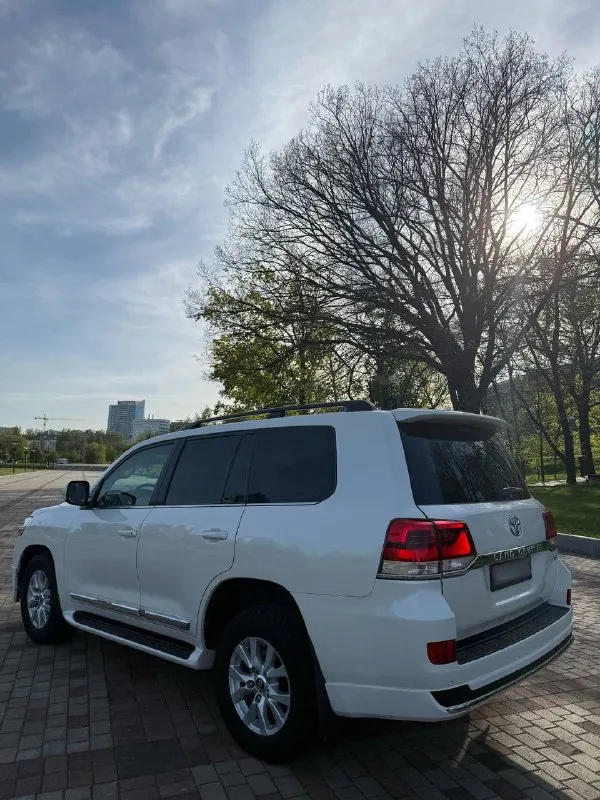 Toyota land cruiser 200 2016 года выпуска, 4,5 дизель, 180 тысяч пробега, не бита не крашена, любые проверки, автомобиль в идеальнейшем состоянии, машина местная, не путайте с двухсоткой которая вся в ржавчине ! это машина без намека на коррозию. весь комплект ключей, вся сервисная документация, вся история обслужена и т. д, в общем, очень живой двухсотик, за машину не стыдно!!! для более подробной информации звоните! цена 5🍋350 или обмен в обе стороны +79495180296 📲 tg:. ... 📞 звоните: +7(949)5180296 - фотография - 4