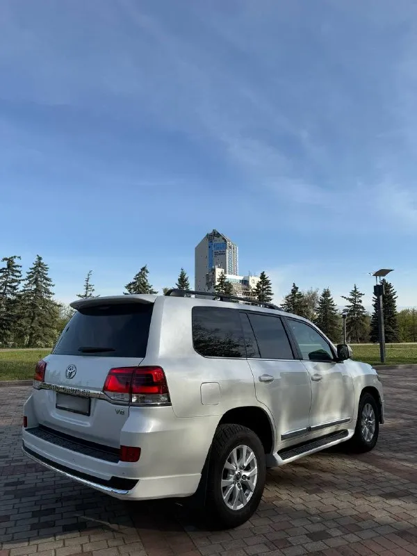Toyota land cruiser 200 2016 года выпуска, 4,5 дизель, 180 тысяч пробега, не бита не крашена, любые проверки, автомобиль в идеальнейшем состоянии, машина местная, не путайте с двухсоткой которая вся в ржавчине ! это машина без намека на коррозию. весь комплект ключей, вся сервисная документация, вся история обслужена и т. д, в общем, очень живой двухсотик, за машину не стыдно!!! для более подробной информации звоните! цена 5🍋350 или обмен в обе стороны +79495180296 📲 tg:. ... 📞 звоните: +7(949)5180296 - фотография - 5