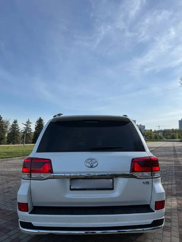 Toyota land cruiser 200 2016 года выпуска, 4,5 дизель, 180 тысяч пробега, не бита не крашена, любые проверки, автомобиль в идеальнейшем состоянии, машина местная, не путайте с двухсоткой которая вся в ржавчине ! это машина без намека на коррозию. весь комплект ключей, вся сервисная документация, вся история обслужена и т. д, в общем, очень живой двухсотик, за машину не стыдно!!! для более подробной информации звоните! цена 5🍋350 или обмен в обе стороны +79495180296 📲 tg:. ... 📞 звоните: +7(949)5180296 - фотография - 6