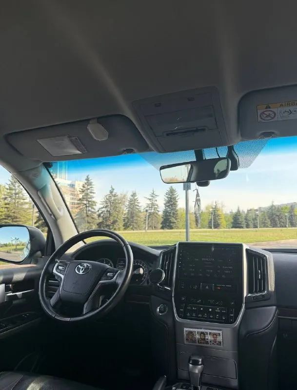 Toyota land cruiser 200 2016 года выпуска, 4,5 дизель, 180 тысяч пробега, не бита не крашена, любые проверки, автомобиль в идеальнейшем состоянии, машина местная, не путайте с двухсоткой которая вся в ржавчине ! это машина без намека на коррозию. весь комплект ключей, вся сервисная документация, вся история обслужена и т. д, в общем, очень живой двухсотик, за машину не стыдно!!! для более подробной информации звоните! цена 5🍋350 или обмен в обе стороны +79495180296 📲 tg:. ... 📞 звоните: +7(949)5180296 - фотография - 7