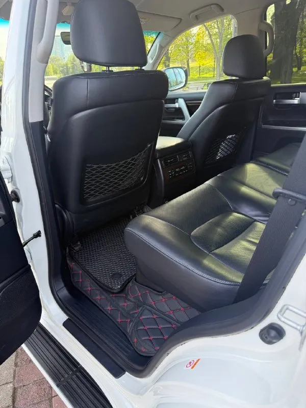 Toyota land cruiser 200 2016 года выпуска, 4,5 дизель, 180 тысяч пробега, не бита не крашена, любые проверки, автомобиль в идеальнейшем состоянии, машина местная, не путайте с двухсоткой которая вся в ржавчине ! это машина без намека на коррозию. весь комплект ключей, вся сервисная документация, вся история обслужена и т. д, в общем, очень живой двухсотик, за машину не стыдно!!! для более подробной информации звоните! цена 5🍋350 или обмен в обе стороны +79495180296 📲 tg:. ... 📞 звоните: +7(949)5180296 - фотография - 9