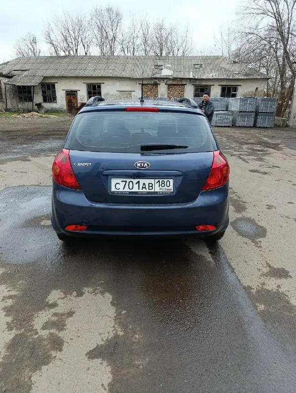 В продаже kia ceed 2008 года. шестнадцати клапанный цепной мотор, коробка механика. пробег 351 000 после недавнего капитального ремонта. в авто все работает. машина местная, не пригон, масло фильтра только заменил. два комплекта резины. магнитофон с камерой заднего вида, видио регистратор. продажа только с переоформлением, езжу каждый день, техосмотр пройден. продажа не спешная, марофет не наводил, продается как есть. автомобиль мой лично, не перекуп. территориально макеевка. стоимость авто 650 000₽ торг заинтересованному покупателю. звонить по номеру +79496379439 всем удачных продаж и покупок. 📞 звоните: +7(949)6379439 - фотография - 1