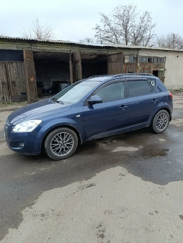 В продаже kia ceed 2008 года. шестнадцати клапанный цепной мотор, коробка механика. пробег 351 000 после недавнего капитального ремонта. в авто все работает. машина местная, не пригон, масло фильтра только заменил. два комплекта резины. магнитофон с камерой заднего вида, видио регистратор. продажа только с переоформлением, езжу каждый день, техосмотр пройден. продажа не спешная, марофет не наводил, продается как есть. автомобиль мой лично, не перекуп. территориально макеевка. стоимость авто 650 000₽ торг заинтересованному покупателю. звонить по номеру +79496379439 всем удачных продаж и покупок. 📞 звоните: +7(949)6379439 - фотография - 2
