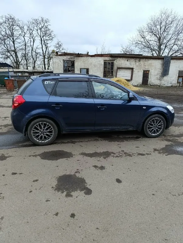 В продаже kia ceed 2008 года. шестнадцати клапанный цепной мотор, коробка механика. пробег 351 000 после недавнего капитального ремонта. в авто все работает. машина местная, не пригон, масло фильтра только заменил. два комплекта резины. магнитофон с камерой заднего вида, видио регистратор. продажа только с переоформлением, езжу каждый день, техосмотр пройден. продажа не спешная, марофет не наводил, продается как есть. автомобиль мой лично, не перекуп. территориально макеевка. стоимость авто 650 000₽ торг заинтересованному покупателю. звонить по номеру +79496379439 всем удачных продаж и покупок. 📞 звоните: +7(949)6379439 - фотография - 3