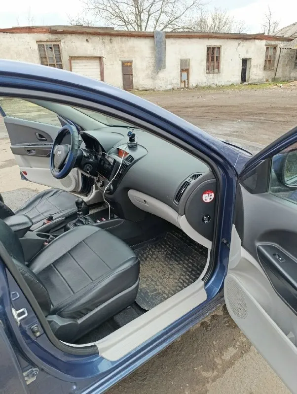 В продаже kia ceed 2008 года. шестнадцати клапанный цепной мотор, коробка механика. пробег 351 000 после недавнего капитального ремонта. в авто все работает. машина местная, не пригон, масло фильтра только заменил. два комплекта резины. магнитофон с камерой заднего вида, видио регистратор. продажа только с переоформлением, езжу каждый день, техосмотр пройден. продажа не спешная, марофет не наводил, продается как есть. автомобиль мой лично, не перекуп. территориально макеевка. стоимость авто 650 000₽ торг заинтересованному покупателю. звонить по номеру +79496379439 всем удачных продаж и покупок. 📞 звоните: +7(949)6379439 - фотография - 5