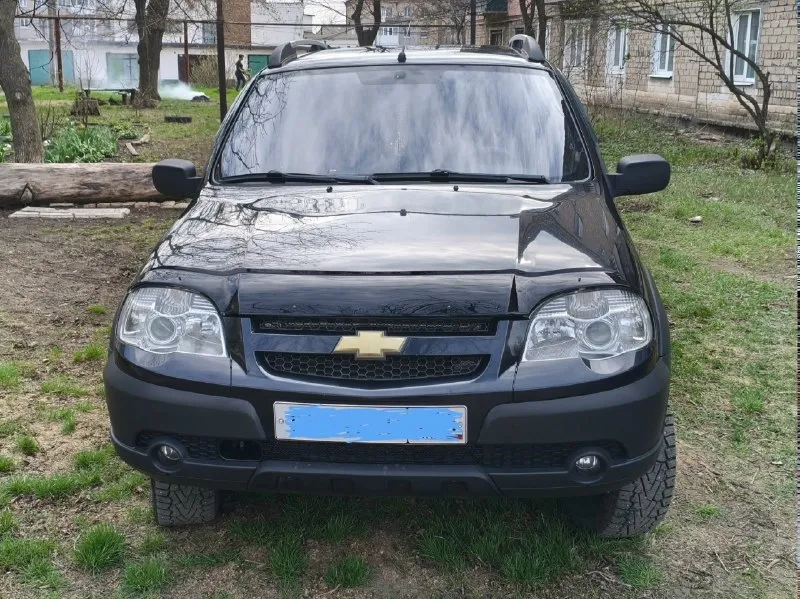 Продаю отличную ухоженную chevrolet нива 2010 г/в с родным пробегом 113000 км комплектация с кондиционером достойное состояние всего автомобиля кузов без дтп салон чистинький ухоженны гидроусилитель передние стеклоподьемники электро зеркала подогрев зеркал подогрев сидений отличная музыка бортовой компьютер два ключа два брелка в туманках установлен ксенон релинги литые диски на 16 двигатель коробка подвеска в идеальном состоянии авто полностью обслужен и ухожен вложений не требует все вопросы по телефону цена: 590000 рублей торг. +7-949-626-72-89 : +7-949-383-94-58 📞 звоните: +7(949)6267289 - фотография - 1