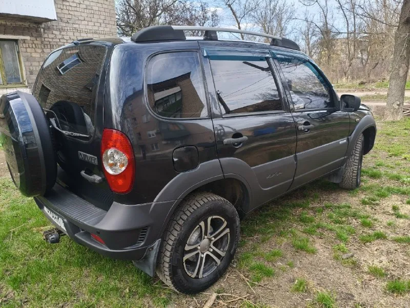 Продаю отличную ухоженную chevrolet нива 2010 г/в с родным пробегом 113000 км комплектация с кондиционером достойное состояние всего автомобиля кузов без дтп салон чистинький ухоженны гидроусилитель передние стеклоподьемники электро зеркала подогрев зеркал подогрев сидений отличная музыка бортовой компьютер два ключа два брелка в туманках установлен ксенон релинги литые диски на 16 двигатель коробка подвеска в идеальном состоянии авто полностью обслужен и ухожен вложений не требует все вопросы по телефону цена: 590000 рублей торг. +7-949-626-72-89 : +7-949-383-94-58 📞 звоните: +7(949)6267289 - фотография - 2