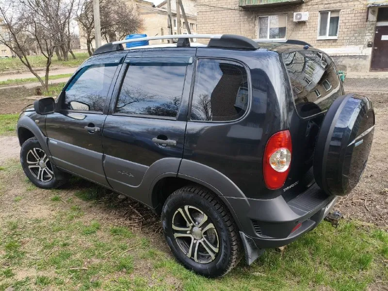 Продаю отличную ухоженную chevrolet нива 2010 г/в с родным пробегом 113000 км комплектация с кондиционером достойное состояние всего автомобиля кузов без дтп салон чистинький ухоженны гидроусилитель передние стеклоподьемники электро зеркала подогрев зеркал подогрев сидений отличная музыка бортовой компьютер два ключа два брелка в туманках установлен ксенон релинги литые диски на 16 двигатель коробка подвеска в идеальном состоянии авто полностью обслужен и ухожен вложений не требует все вопросы по телефону цена: 590000 рублей торг. +7-949-626-72-89 : +7-949-383-94-58 📞 звоните: +7(949)6267289 - фотография - 3