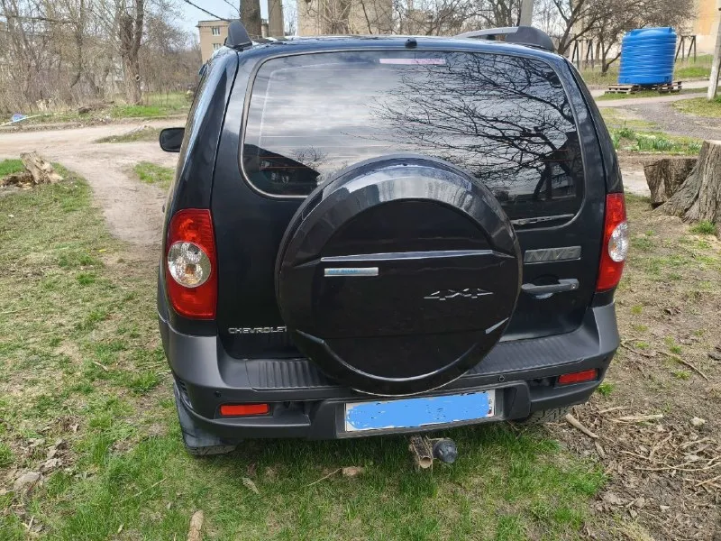 Продаю отличную ухоженную chevrolet нива 2010 г/в с родным пробегом 113000 км комплектация с кондиционером достойное состояние всего автомобиля кузов без дтп салон чистинький ухоженны гидроусилитель передние стеклоподьемники электро зеркала подогрев зеркал подогрев сидений отличная музыка бортовой компьютер два ключа два брелка в туманках установлен ксенон релинги литые диски на 16 двигатель коробка подвеска в идеальном состоянии авто полностью обслужен и ухожен вложений не требует все вопросы по телефону цена: 590000 рублей торг. +7-949-626-72-89 : +7-949-383-94-58 📞 звоните: +7(949)6267289 - фотография - 4